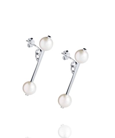 Produktbilde av Efva Attling Balance earrings laget av sølv og ferskvannsperle.