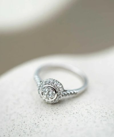 Alternative view of Rosettring i hvitt gull, Diamant 0.33ct (WSI)