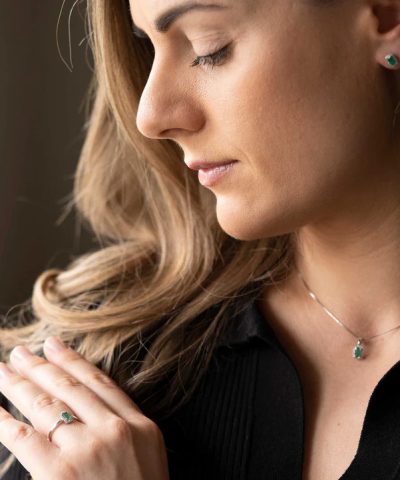 Alternative view of Ring i hvitt gull med diamant og smaragd 0,05 ct WSI