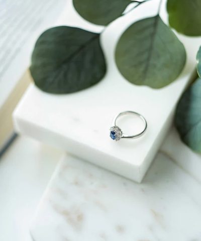 Alternative view of Ring i hvitt gull med diamant og safir 0,24 ct TWSI