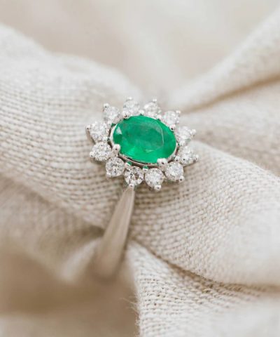 Alternative view of Ring i hvitt gull med diamant og smaragd 0,24 ct TWSI