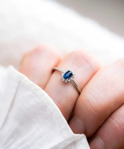 Alternative view of Ring i hvitt gull med diamant og safir 0,04 WSI