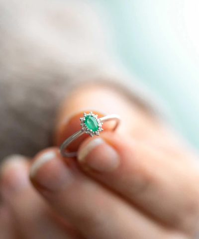 Alternative view of Ring i hvitt gull med diamant og smaragd 0,04 ct WSI