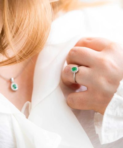 Alternative view of Ring i hvitt gull med diamant og smaragd 0,14 ct WSI