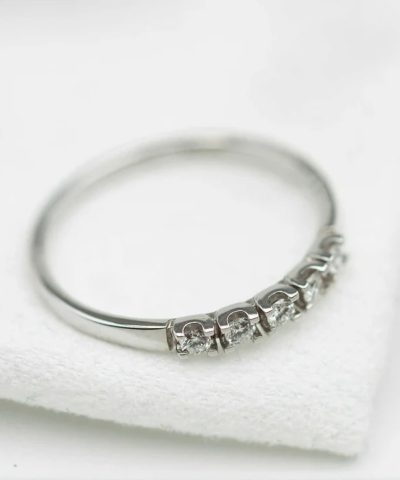 Alternative view of Ring i hvitt gull med diamant 0,15 ct WSI