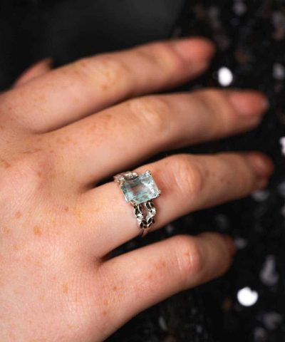 Alternative view of Ring i gull med CZ aqua/hvit