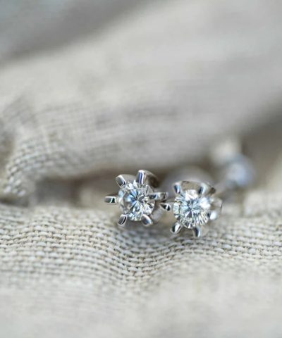 Alternative view of Capella øredobber i hvitt gull med diamant 0,20 ct WSI