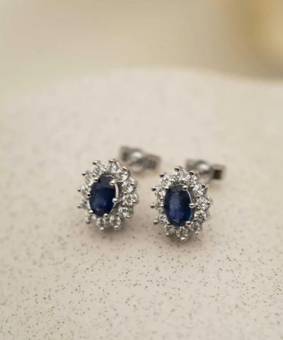 Alternative view of Øredobber i hvitt gull med diamant og safir 0,48 ct TWSI