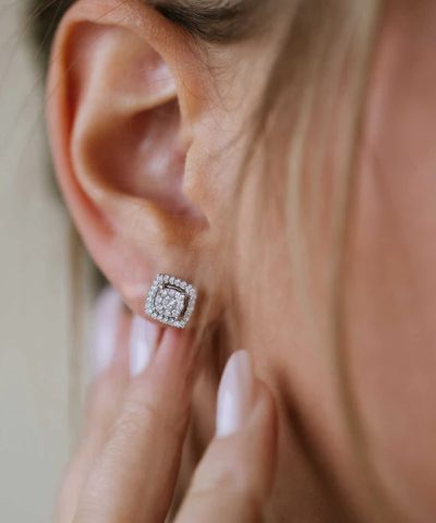 Alternative view of Øredobber i hvitt gull med diamant 0,50 ct WSI