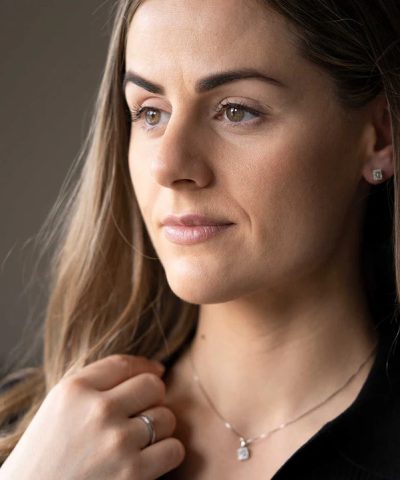 Alternative view of Øredobber i hvitt gull med diamant 0,15 ct WSI