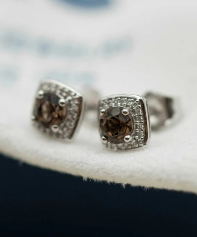 Alternative view of Øredobber i hvitt gull med diamant og røkkvarts 0,06 ct WSI