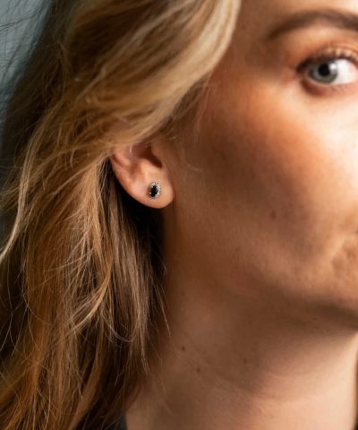 Alternative view of Øredobber i hvitt gull med spinell og diamant 0,09 ct WSI