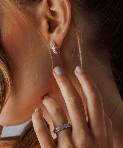 Alternative view of Øreringer i gull med diamanter 0,55 ct WSI