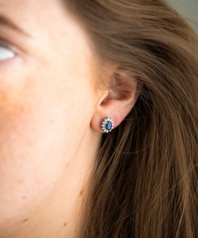 Alternative view of Øredobber i hvitt gull med diamant og safir 0,48 ct TWSI