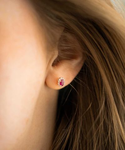 Alternative view of Øredobber i hvitt gull med diamant og rubin 0,08 ct WSI