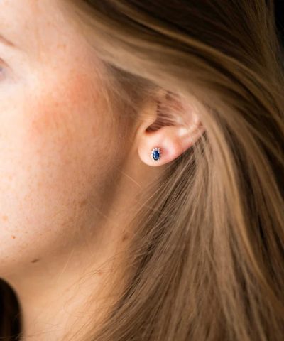 Alternative view of Øredobber i hvitt gull med diamant og safir 0,08 WSI