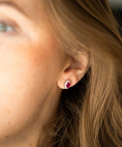 Alternative view of Øredobber i hvitt gull med diamant og rubin 0,28 ct WSI