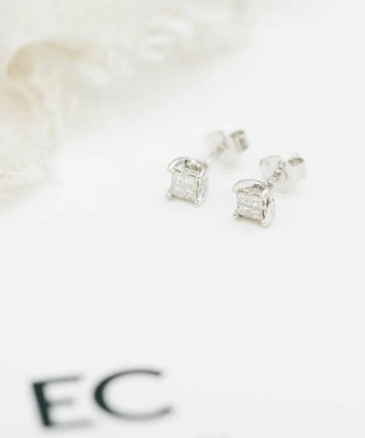 Alternative view of Øredobber i hvitt gull med diamant 0,25 ct WSI