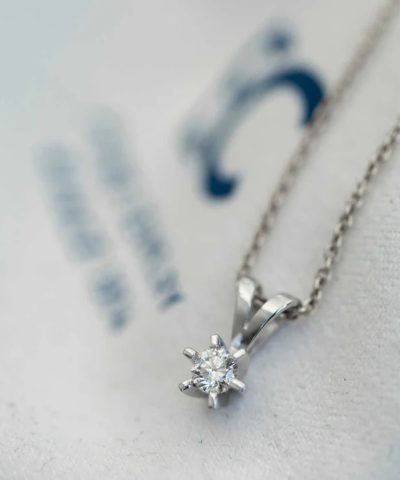 Alternative view of Capella anheng i hvitt gull med diamant 0,20 ct WSI