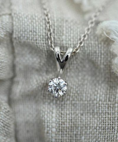 Alternative view of Polaris anheng i hvitt gull med diamant 0,20 ct TWSI