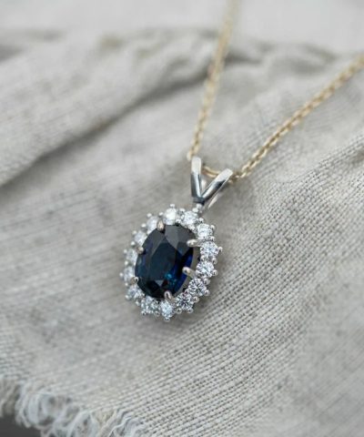 Alternative view of Anheng i hvitt gull med diamant og safir 0,42 ct TWSI