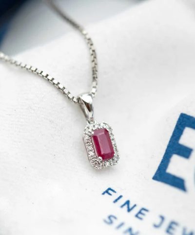 Alternative view of Anheng i hvitt gull med diamant og rubin 0,05 ct WSI