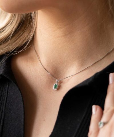 Alternative view of Anheng i hvitt gull med diamant og smaragd 0,05 ct WSI