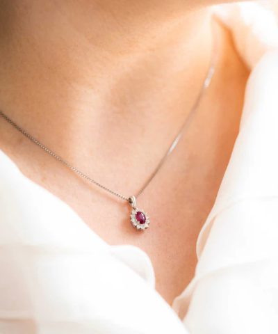 Alternative view of Anheng i hvitt gull med diamant og rubin 0,24 ct TWSI