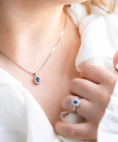 Alternative view of Anheng i hvitt gull med diamant og safir 0,24 ct TWSI