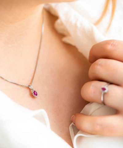 Alternative view of Anheng i hvitt gull med diamant og rubin 0,04 ct WSI