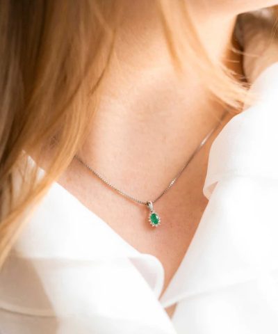 Alternative view of Anheng i hvitt gull med diamant og smaragd 0,04 ct WSI