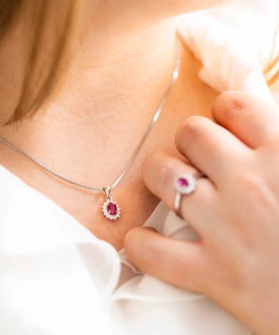 Alternative view of Anheng i hvitt gull med diamant og rubin 0,14 ct WSI