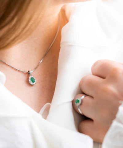 Alternative view of Anheng i hvitt gull med diamant og smaragd 0,14 ct WSI