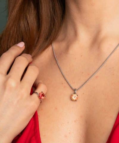 Alternative view of Anheng i gull med syntetisk padparascha