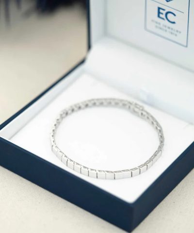 Alternative view of Delta armbånd i hvitt gull med diamant 0,03 ct TWSI