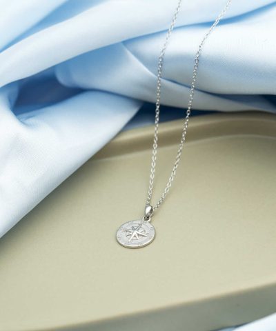 Alternative view of Smykke i sølv kompass