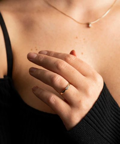 Alternative view of Capella ring i gult gull med diamant 0,10 ct WSI