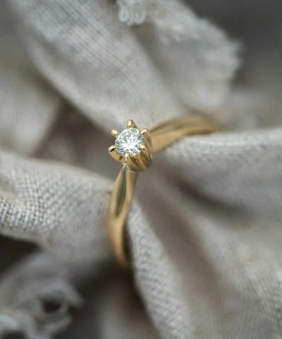 Alternative view of Capella ring i gult gull med diamant 0,20 ct WSI