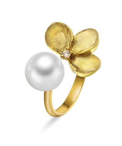 Ring i gull m/dia. 0,05 WSI , blomst , perle