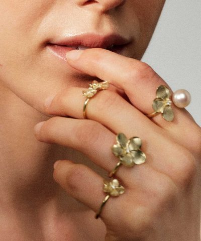 Alternative view of Ring i gull m/dia. 0,05 WSI , blomst , perle