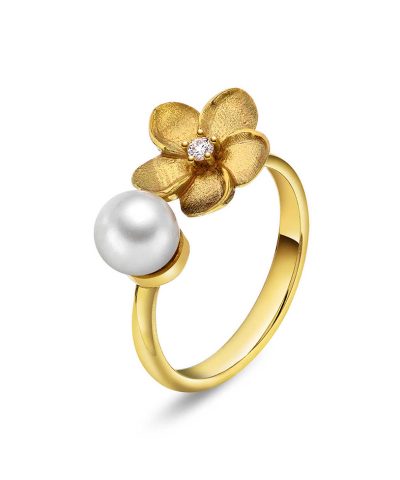 Ring i gull m/dia. 0,03 WSI , blomst , perle