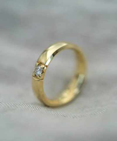 Alternative view of Beta alliansering i gult gull med diamant 0,10 ct TWSI