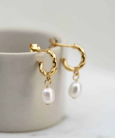 Alternative view of Oda øredobber i sølv med ferskvannsperle