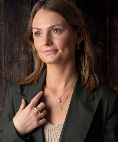 Alternative view of Rikke smykke i sølv med ferskvannsperle