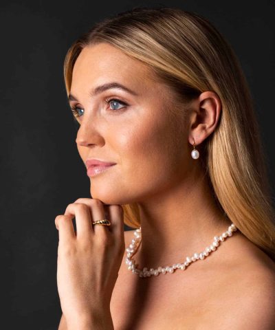 Alternative view of Iris øredobber i sølv med perle