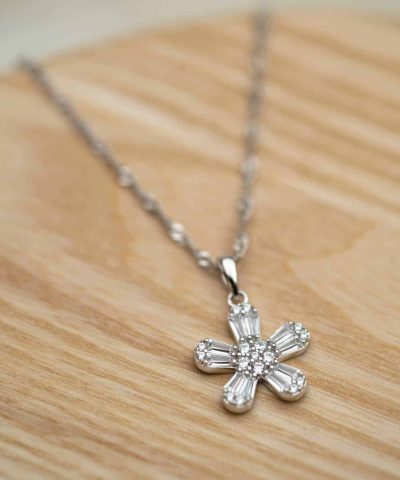 Alternative view of Dina smykke i sølv med zirkonia