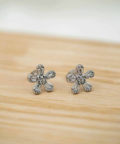 Alternative view of Dina øredobber i sølv med zirkonia