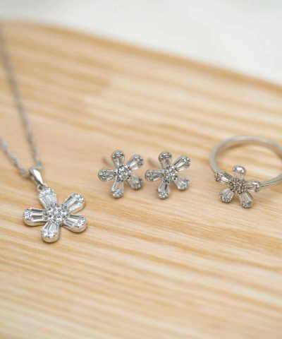 Alternative view of Dina ring i sølv med zirkonia