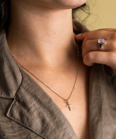 Alternative view of Hedda smykke i sølv, kors