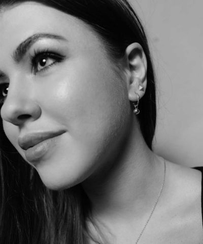 Alternative view of Noir øredobber i sølv med charm